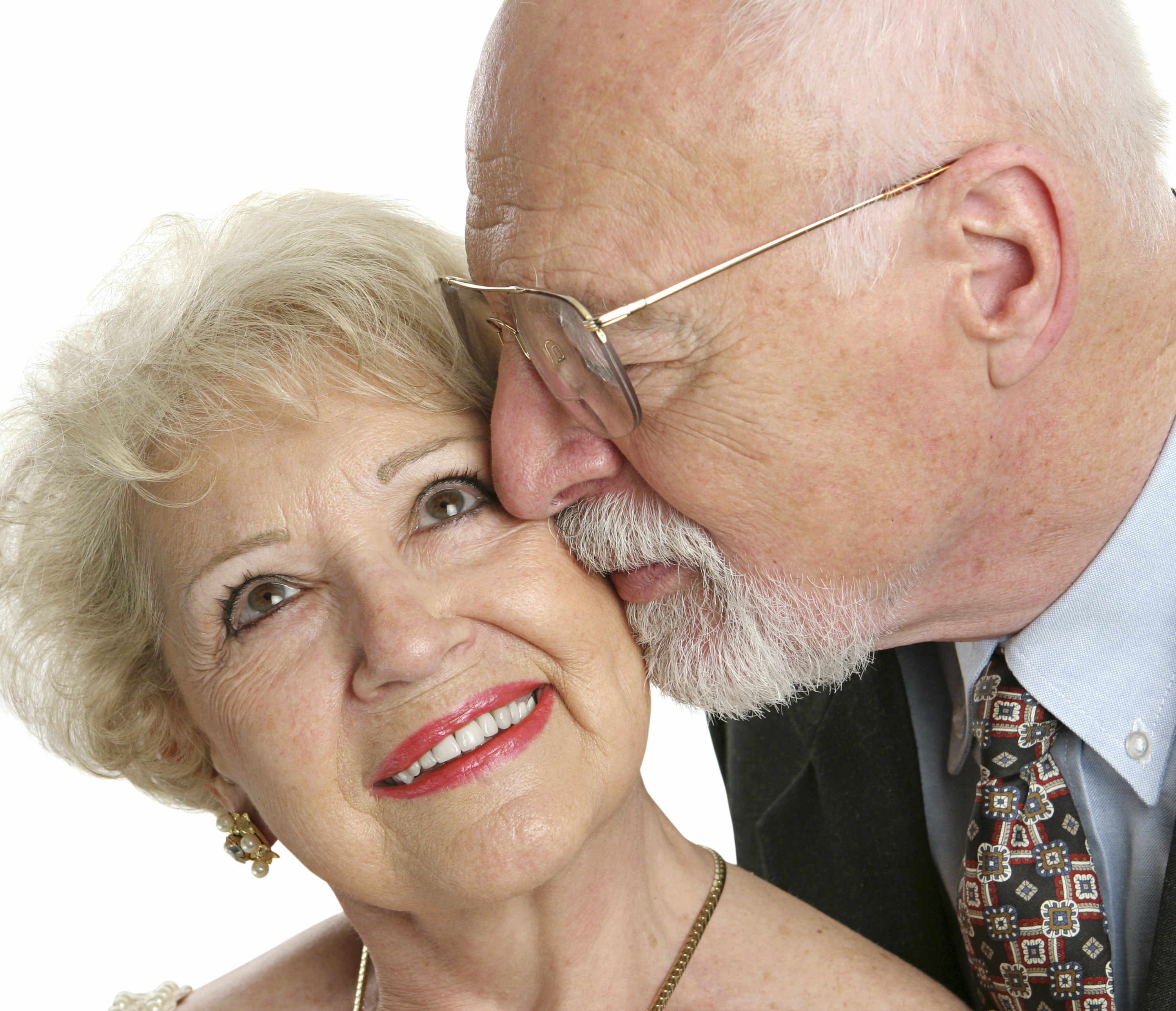Молодые с дамами постарше. Поцелуй бабушки и дедушки. Поцелуй пожилых. Старые и молодые люди. Поцелуй пенсионеров.